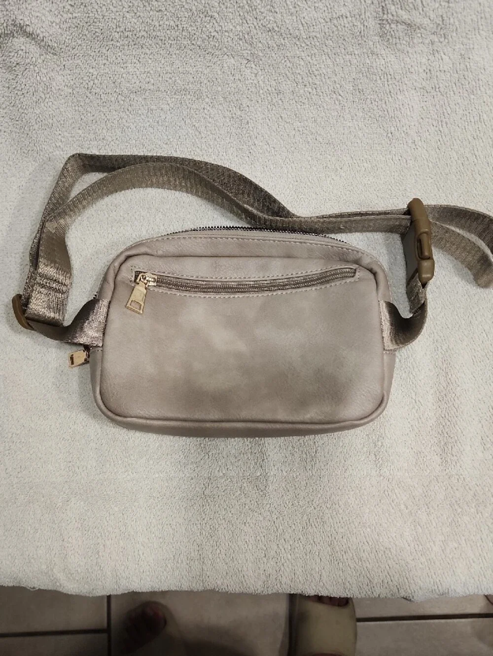 TELENA Crossbody Sling Bag in Light Gray 2L